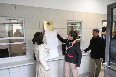 Emléktáblát avattak dr. Ozsvár Zsófia egykori osztályvezető infektológus főorvos tiszteletére